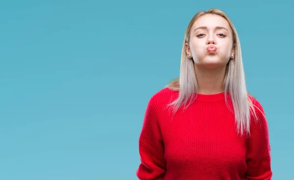 Mulher Loira Jovem Usando Camisola Inverno Sobre Fundo Isolado Soprando — Fotografia de Stock