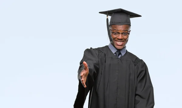 ヤングは 抱擁の両手を広げて笑みを浮かべてカメラを見て孤立の背景にアフリカ系アメリカ人を卒業しました 晴れやかな表情の受け入れ幸せ — ストック写真