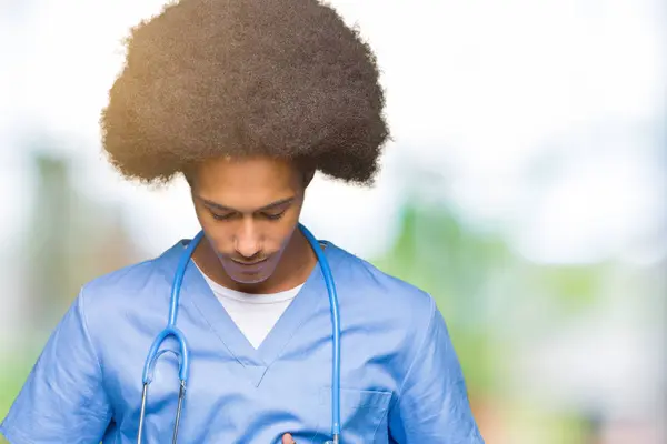 Genç Afrikalı Amerikalı Doktor Elle Mide Afro Saçlı Adam Çünkü — Stok fotoğraf