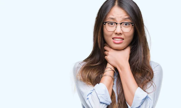 若いアジア ビジネス女性の身に着けているメガネ以上背景の叫びを分離し 窒息のため痛みを伴う首を絞め 健康上の問題 窒息させると自殺の概念 — ストック写真