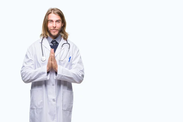 Młody Przystojny Lekarz Mężczyzna Długimi Włosami Białym Tle Modląc Się — Zdjęcie stockowe