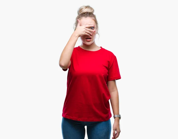 Mujer Rubia Joven Con Gafas Sobre Fondo Aislado Asomándose Cara —  Fotos de Stock