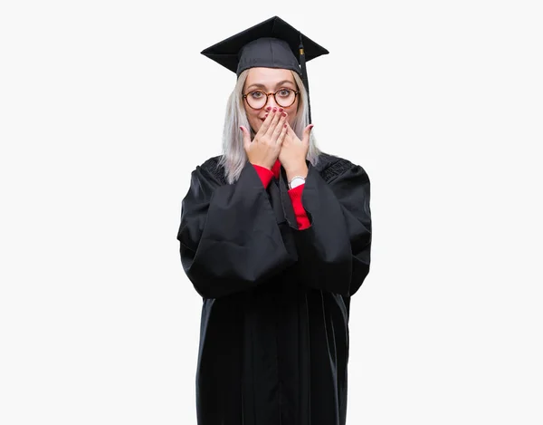 Giovane Donna Bionda Che Indossa Uniforme Laureato Sfondo Isolato Scioccato — Foto Stock