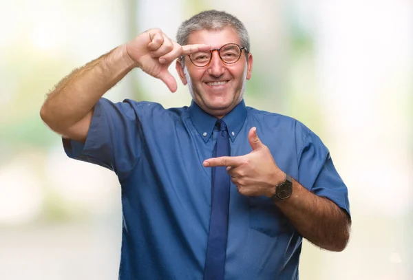 Przystojny Senior Business Mężczyzna Białym Tle Uśmiechający Się Podejmowania Ramki — Zdjęcie stockowe