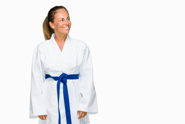 Medelåldern Vuxen Kvinna Bär Karate Kimono Uniform Över Isolerade Bakgrunden — Stockfoto