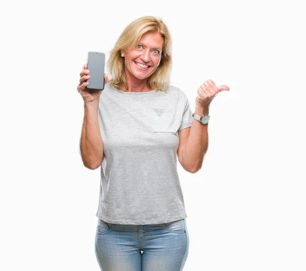 Orta Yaş Sarışın Kadın Gösteren Boş Ekran Smartphone Işaret Başparmak — Stok fotoğraf