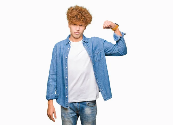 Junger Gutaussehender Mann Mit Afro Haaren Trägt Jeansjacke Starke Person — Stockfoto