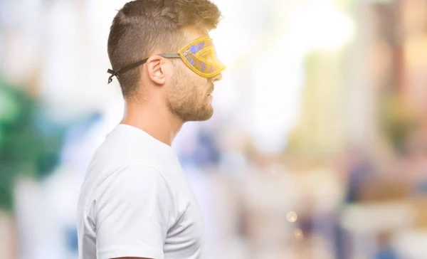 Jonge Knappe Man Dragen Carnaval Masker Geïsoleerde Achtergrond Zoek Naar — Stockfoto