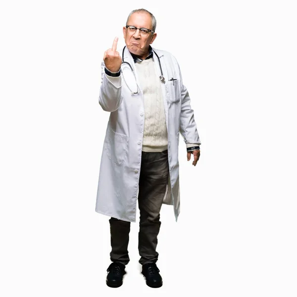 Όμορφος Ανώτερος Γιατρός Άνθρωπος Φορώντας Ιατρική Παλτό Δείχνει Μεσαίο Δάχτυλο — Φωτογραφία Αρχείου