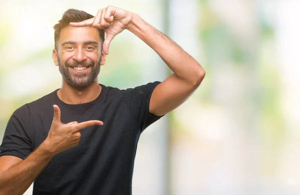 Hombre Hispano Adulto Sobre Fondo Aislado Sonriendo Haciendo Marco Con — Foto de Stock