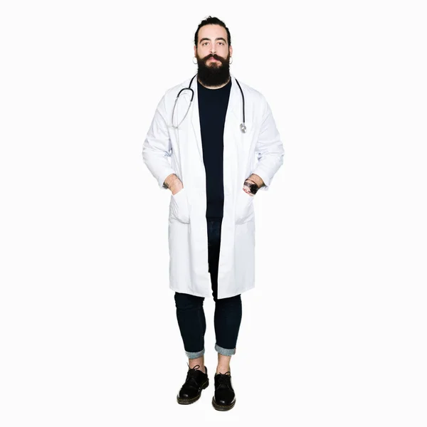 Medico Con Capelli Lunghi Che Indossa Cappotto Medico Stetoscopio Rilassato — Foto Stock