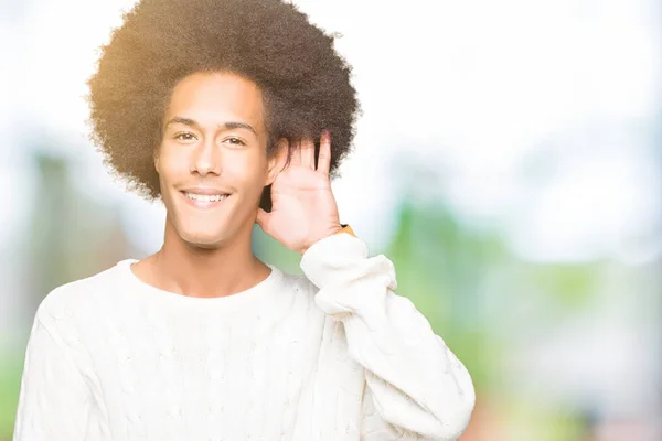 Unga Afroamerikanska Man Med Afro Hår Vinter Tröja Ler Med — Stockfoto