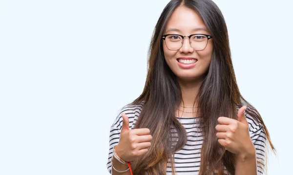 Jeune Femme Asiatique Portant Des Lunettes Sur Fond Isolé Signe — Photo