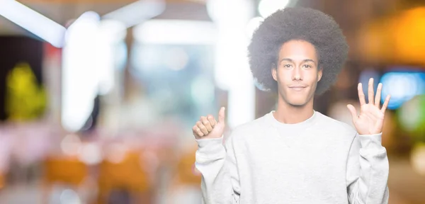 손가락으로 스포티 운동복 포인팅을 아프로 머리를 아프리카계 미국인 자신감과 — 스톡 사진