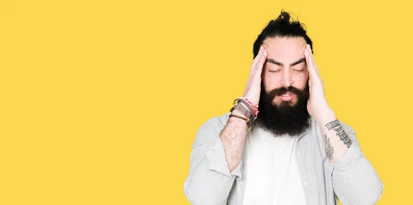 Jonge Man Met Lange Haren Baard Oorbellen Met Hand Het — Stockfoto