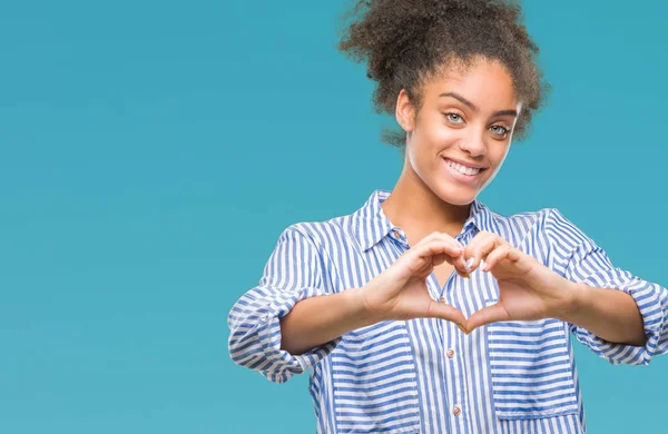Junge Afroamerikanerin Mit Isoliertem Hintergrund Die Verliebt Lächelt Und Herzsymbol — Stockfoto