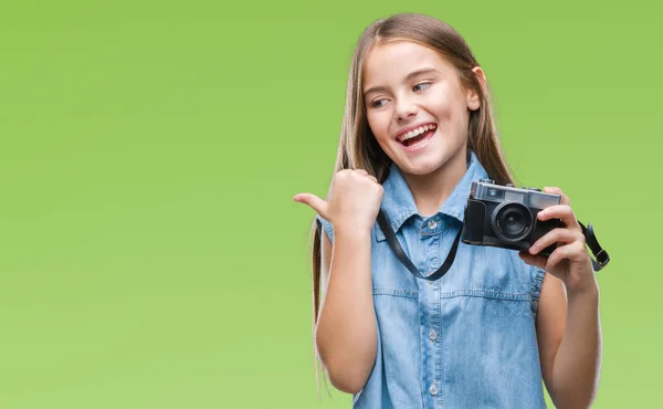 Menina Bonita Jovem Tirar Fotos Usando Câmera Vintage Sobre Fundo — Fotografia de Stock