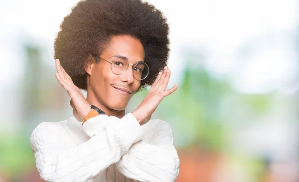 Unga Afroamerikanska Man Med Afrohår Som Bär Glasögon Avvisande Uttryck — Stockfoto