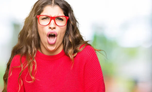 Młoda Kobieta Piękne Czerwone Okularach Boi Wstrząśnięty Wyrażenie Zdziwienie Strach — Zdjęcie stockowe