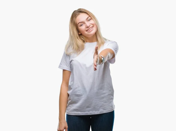Young Caucasian Woman Isolated Background Smiling Friendly Offering Handshake Greeting — Stock Photo, Image