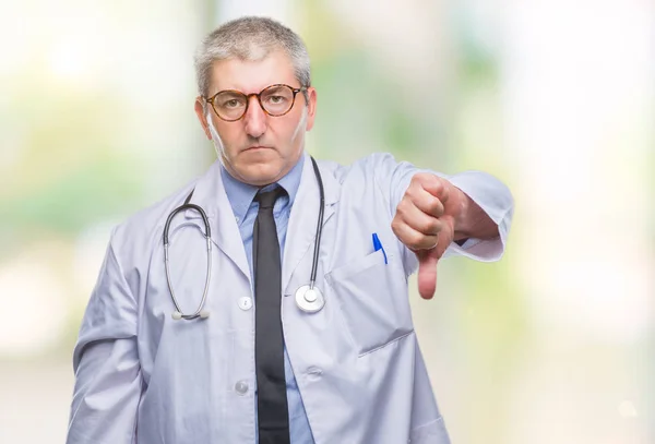 Stilig Senior Doktor Mannen Över Isolerade Bakgrund Ser Missnöjda Och — Stockfoto