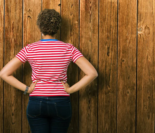 Mooie Jonge African American Vrouw Het Dragen Van Bril Geïsoleerde — Stockfoto