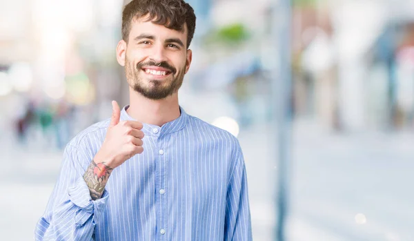 Jonge Knappe Zakenman Geïsoleerde Achtergrond Gelukkig Duimschroef Opwaarts Gebaar Met — Stockfoto