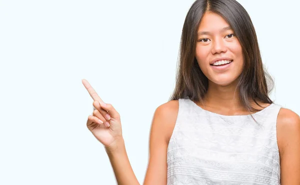 Joven Mujer Asiática Sobre Fondo Aislado Con Una Gran Sonrisa —  Fotos de Stock