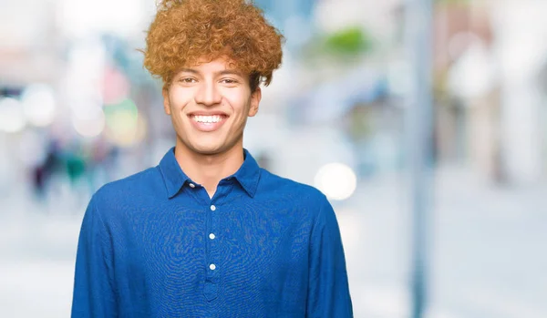 Joven Hombre Guapo Elegante Con Pelo Afro Con Una Sonrisa — Foto de Stock