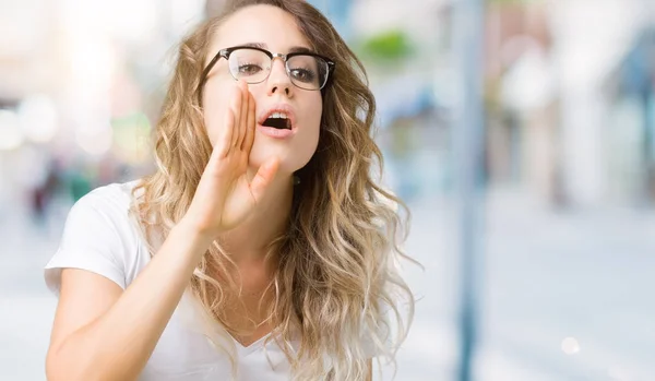 Schöne Junge Blonde Frau Trägt Eine Brille Über Isoliertem Hintergrund — Stockfoto