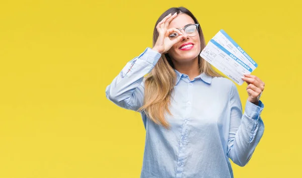 Jonge Mooie Vrouw Houdt Van Instapkaart Geïsoleerde Achtergrond Met Blij — Stockfoto