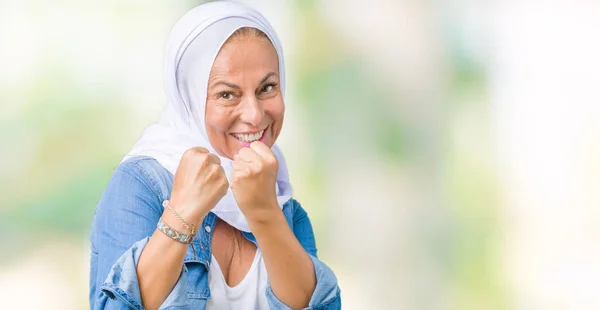 Middelbare Leeftijd Oost Arabische Vrouw Dragen Arabische Hijab Geïsoleerde Achtergrond — Stockfoto