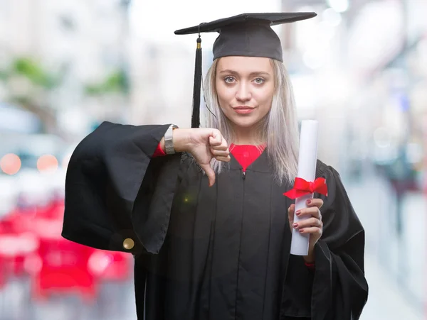 Jovem Loira Vestindo Uniforme Graduado Segurando Grau Sobre Fundo Isolado — Fotografia de Stock