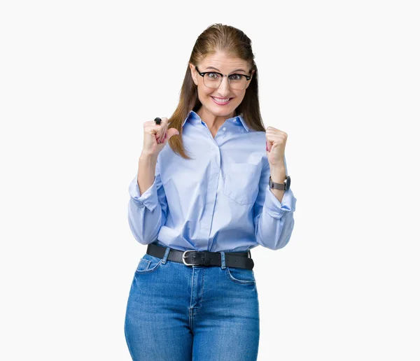 美丽的中年成熟的女商人戴着眼镜在孤立的背景看自信与微笑在脸上 用手指指向自己骄傲和快乐 — 图库照片