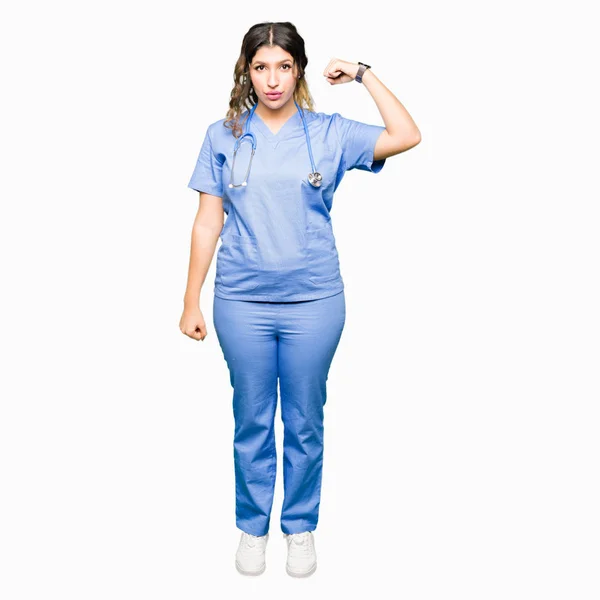 医療制服強い人を示す腕の筋肉 自信と力の誇りを身に着けている若い大人医師女性 — ストック写真