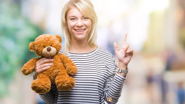 Junge Schöne Blonde Frau Hält Teddybär Plüsch Über Isolierten Hintergrund — Stockfoto