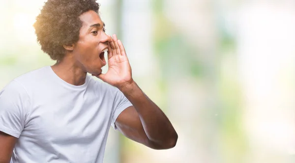 Hombre Afroamericano Sobre Fondo Aislado Gritando Gritando Fuerte Lado Con —  Fotos de Stock