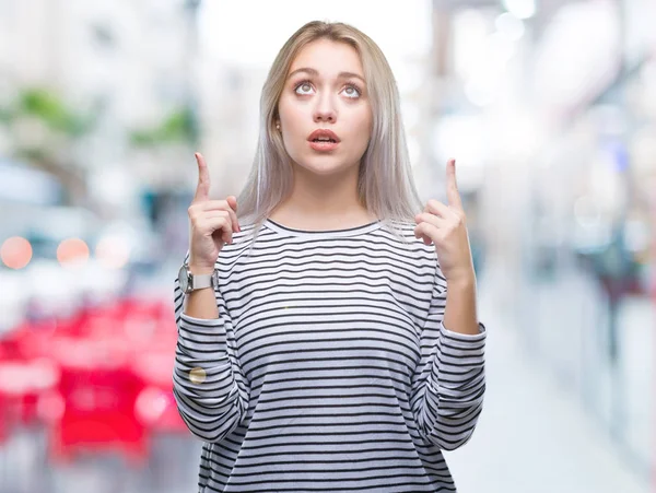 Jeune Femme Blonde Sur Fond Isolé Étonné Surpris Regardant Vers — Photo