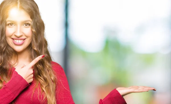 Mujer Hermosa Joven Vistiendo Suéter Rojo Asombrado Sonriendo Cámara Mientras —  Fotos de Stock