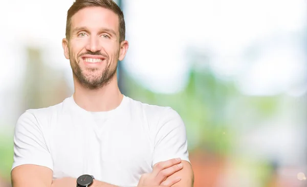 Gutaussehender Mann Mit Legerem Weißen Shirt Fröhlichem Gesicht Und Verschränkten — Stockfoto