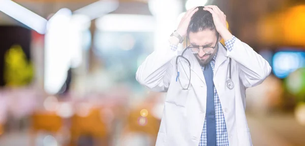 Yakışıklı Genç Doktor Adam Çünkü Umutsuz Stresli Baş Ağrısı Acı — Stok fotoğraf