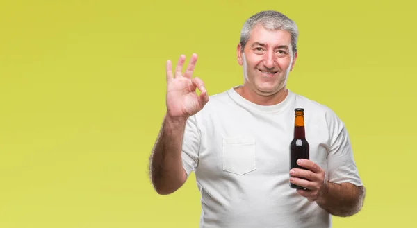 Knappe Man Van Senior Drinken Bierfles Geïsoleerde Achtergrond Doen Teken — Stockfoto