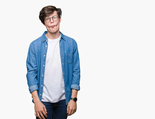 Joven Hombre Guapo Con Gafas Sobre Fondo Aislado Haciendo Cara —  Fotos de Stock