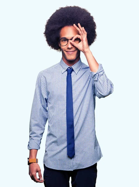 非洲青年美国商人戴着非洲头发戴眼镜做确定的手势与手微笑 眼睛通过手指看着快乐的脸 — 图库照片