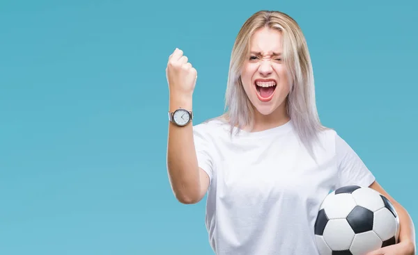 悩まされて孤立した背景にサッカー ボールのサッカーと狂気と怒り概念の上げられた手で叫んで 怒りと不満の叫びを保持している若いブロンドの女性 — ストック写真