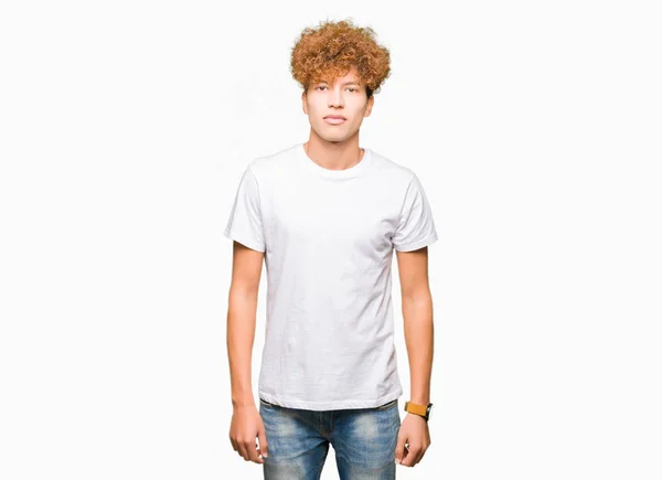 Όμορφος Νεαρός Άφρο Μαλλιά Φορώντας Περιστασιακή Λευκό Shirt Χαλαρή Σοβαρή — Φωτογραφία Αρχείου