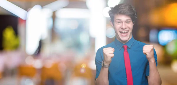 Joven Hombre Negocios Guapo Con Corbata Roja Sobre Fondo Aislado —  Fotos de Stock