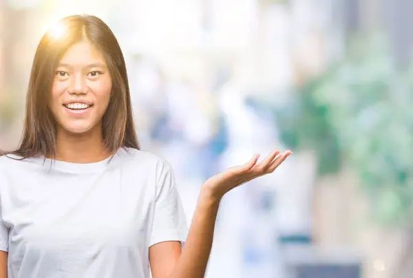 Jovem Mulher Asiática Sobre Fundo Isolado Sorrindo Alegre Apresentando Apontando — Fotografia de Stock