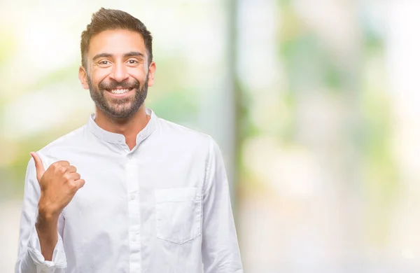 Volwassen Spaanse Man Geïsoleerde Achtergrond Glimlachend Met Blij Gezicht Kijken — Stockfoto