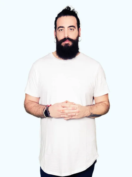 Hipster Młody Człowiek Długimi Włosami Brodą Noszenie Dzień Biały Shirt — Zdjęcie stockowe
